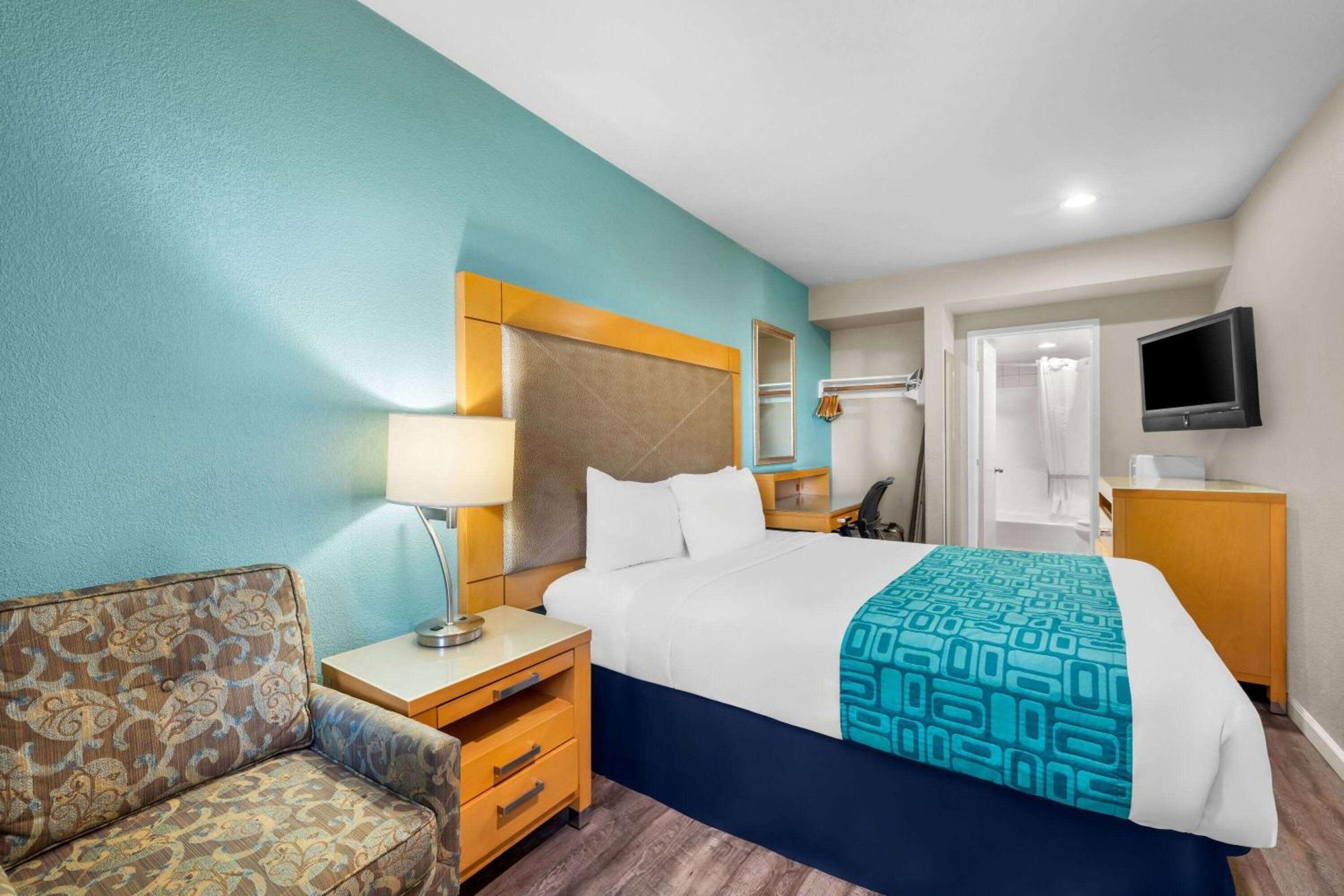 Howard Johnson By Wyndham Santa Cruz Beach Boardwalk Esterno foto