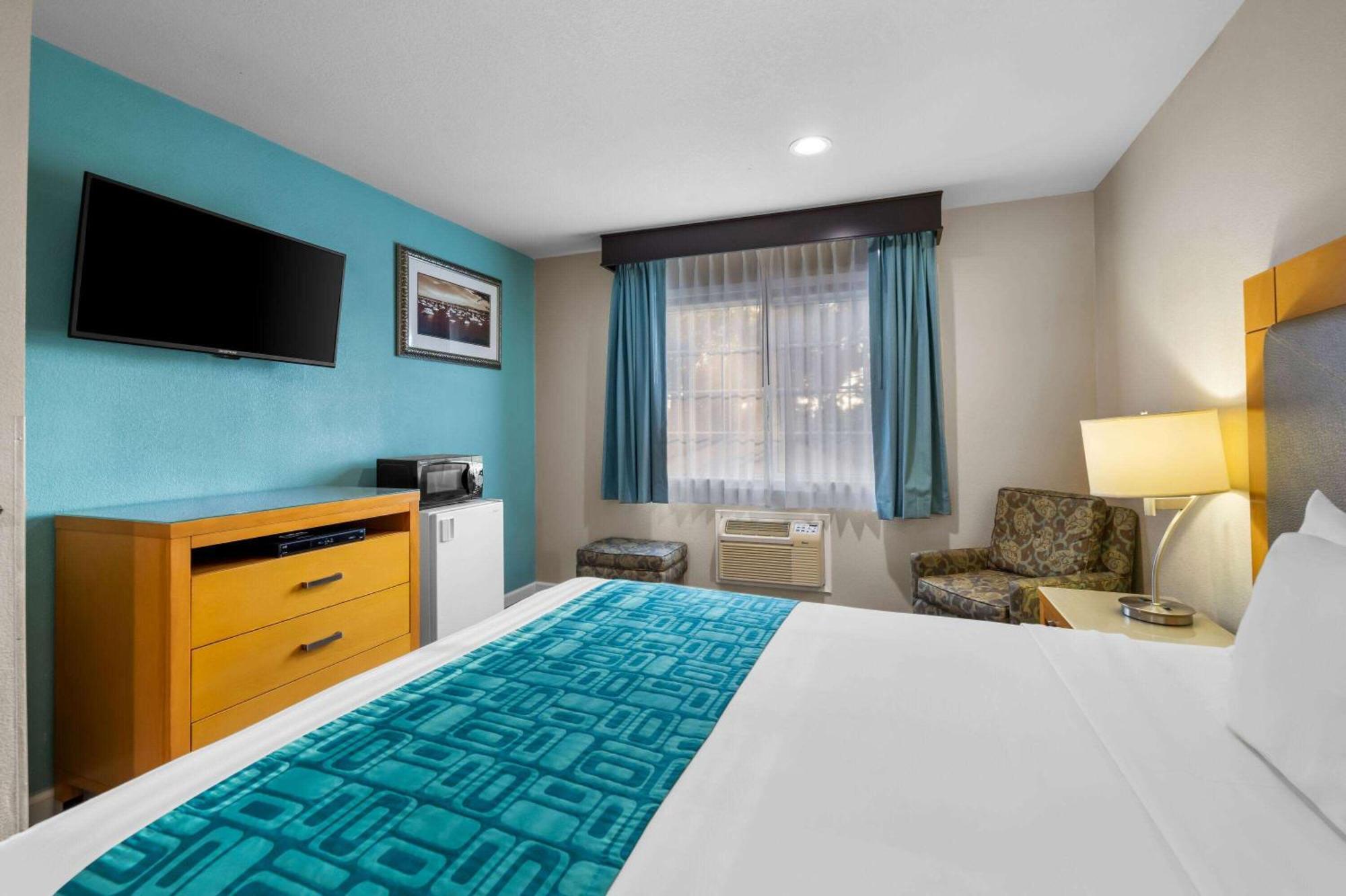 Howard Johnson By Wyndham Santa Cruz Beach Boardwalk Esterno foto